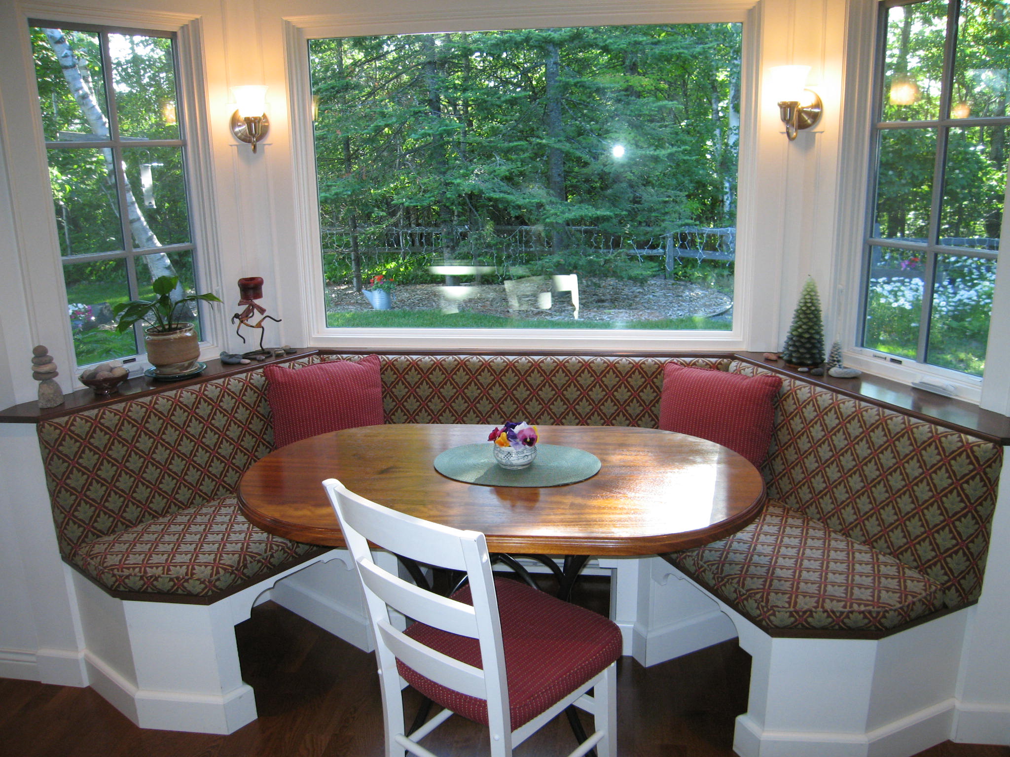 BANQUETTE SEATING MAXIMIZE FAMILY TOGETHERNESS IN THE KITCHEN |